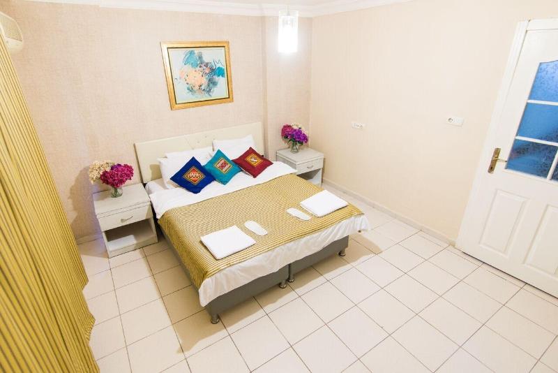White Palace Apart image
