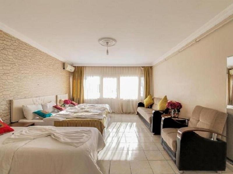 White Palace Apart image