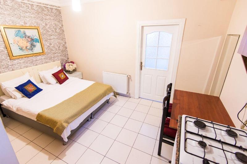 White Palace Apart image