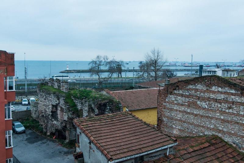 White Palace Apart image