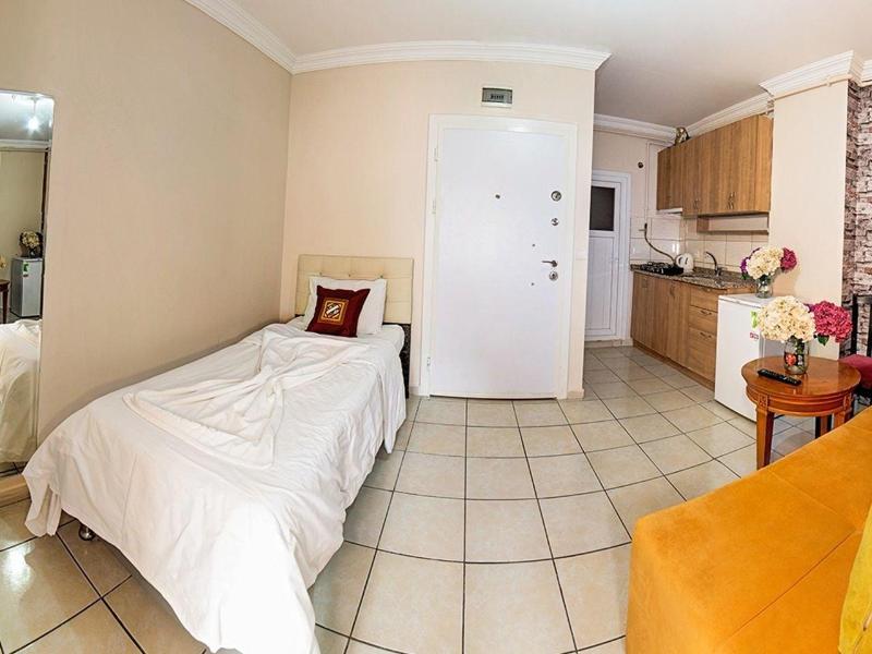 White Palace Apart image