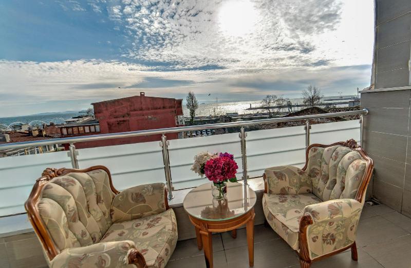 White Palace Apart image