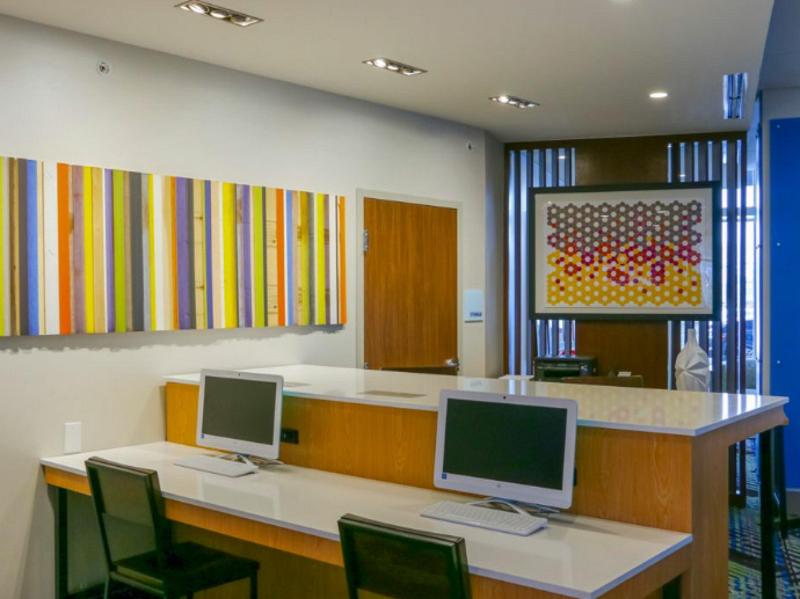 Holiday Inn Express & Suites Detroit North - Rosev