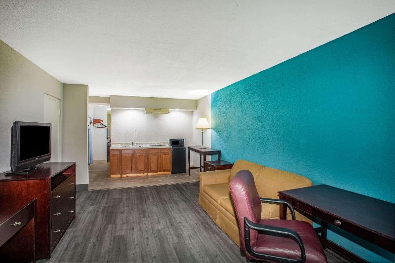 Days Inn By Wyndham Mobile I 65 image