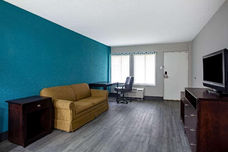 Days Inn By Wyndham Mobile I 65 image