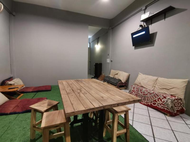 8 Sleepers Street Hostel image