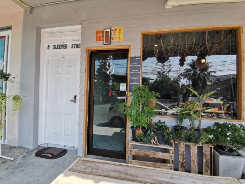 8 Sleepers Street Hostel image