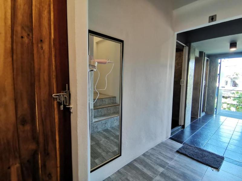 8 Sleepers Street Hostel image
