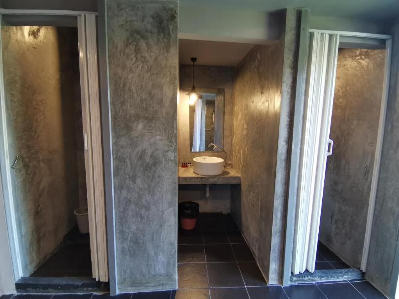 8 Sleepers Street Hostel image