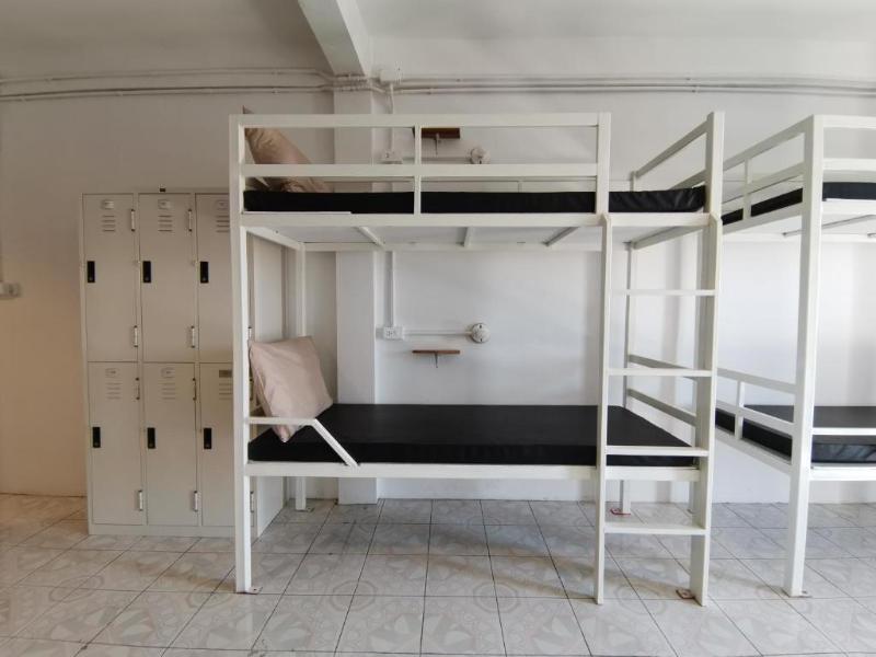 8 Sleepers Street Hostel image