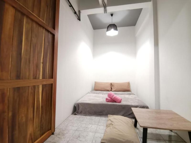 8 Sleepers Street Hostel image