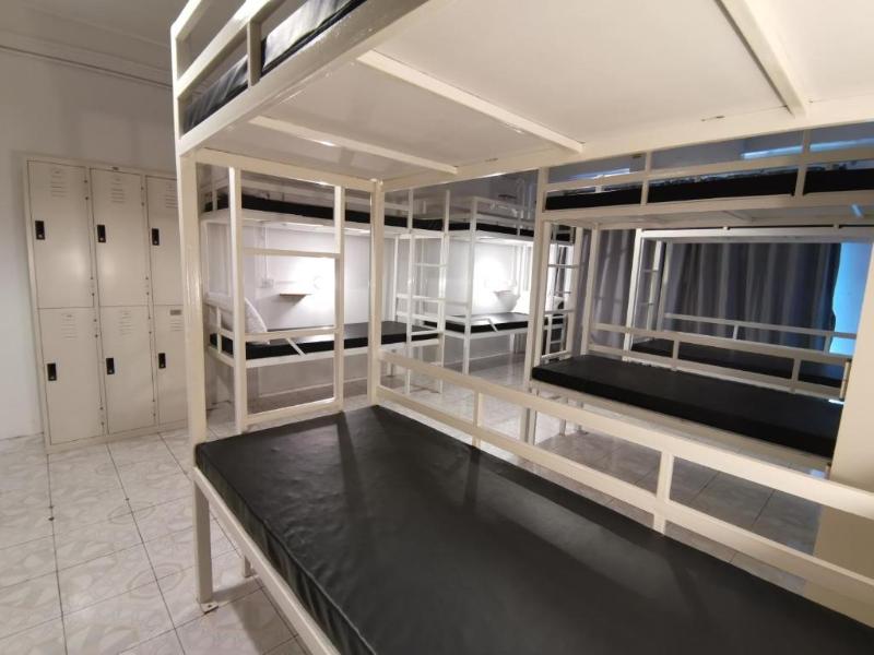 8 Sleepers Street Hostel image