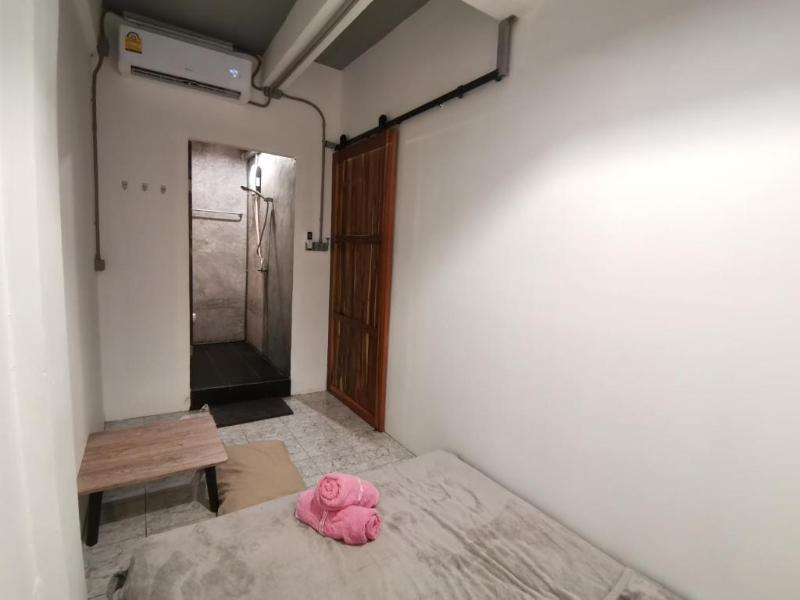 8 Sleepers Street Hostel image