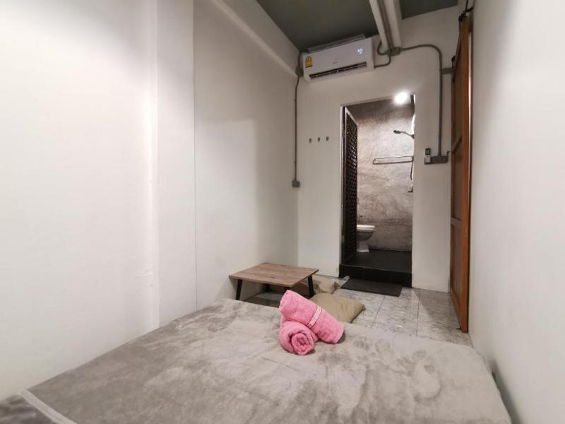 8 Sleepers Street Hostel image