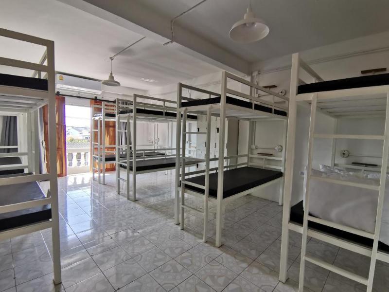 8 Sleepers Street Hostel image