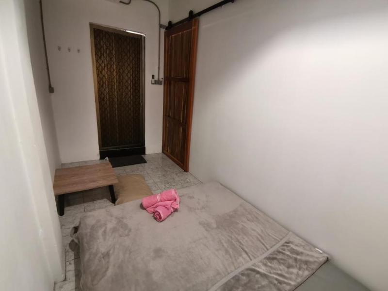 8 Sleepers Street Hostel image