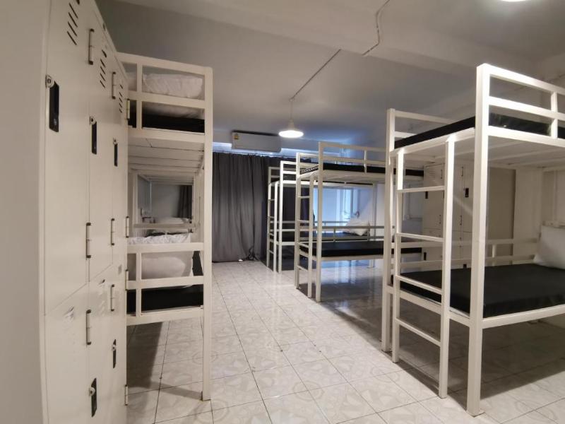 8 Sleepers Street Hostel image