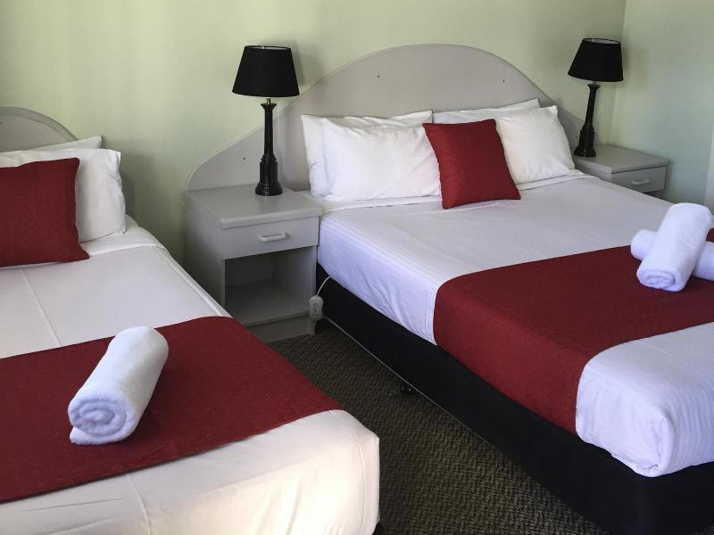 High Mountains Motor Inn image
