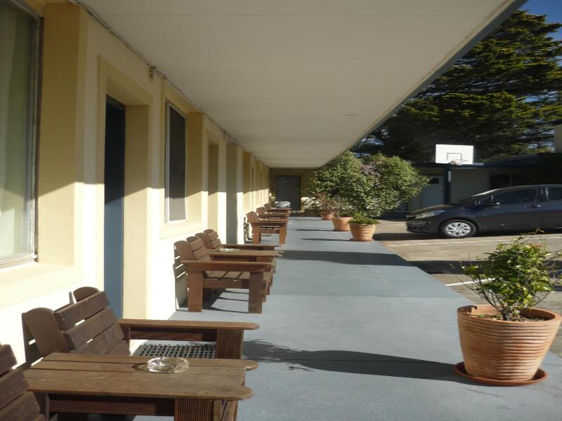 High Mountains Motor Inn image