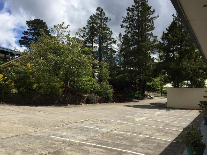 High Mountains Motor Inn image