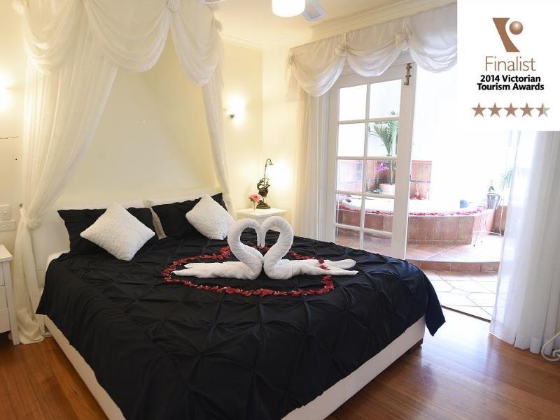 Lakeside Luxury Bed & Breakfast image