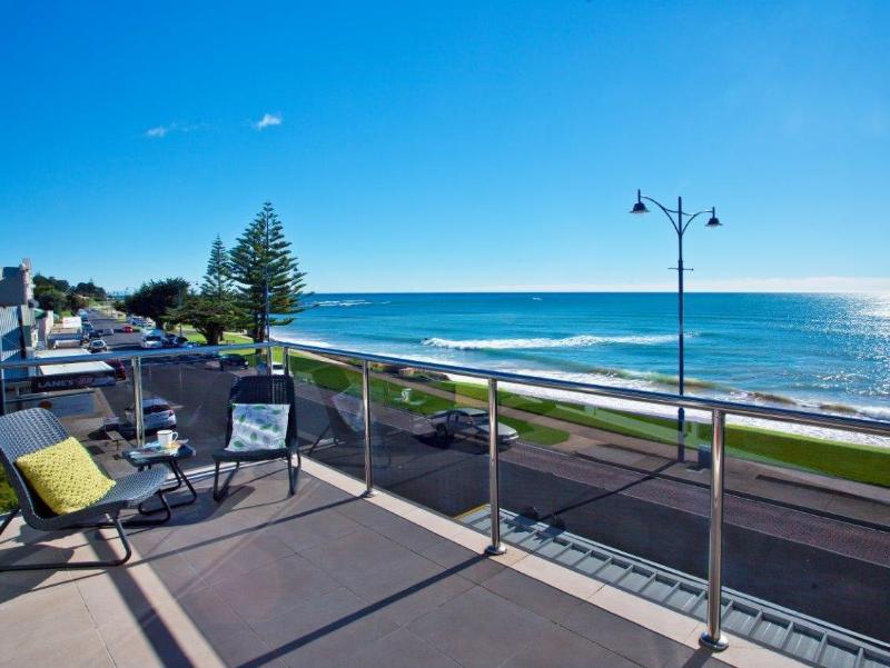 Penguin Waterfront Escape — general view