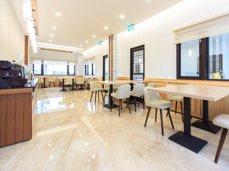 Urban Oasis Inn - Yilan image