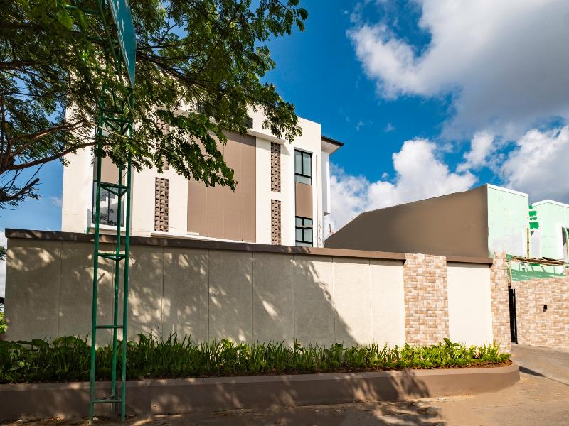 Rosewood Residence — photo 3