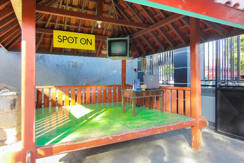 Spot On 2288 Kost Mittasukha Family