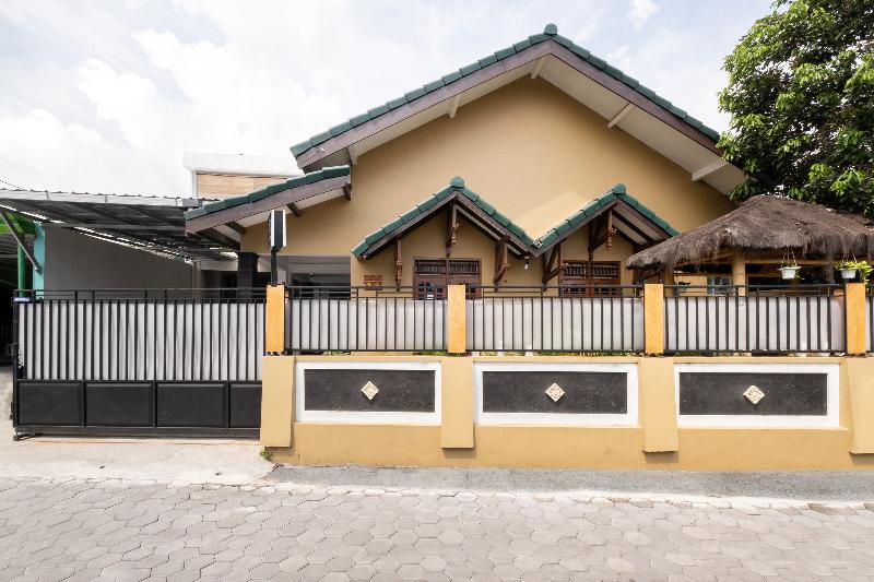 Oyo 2392 Kost Safira