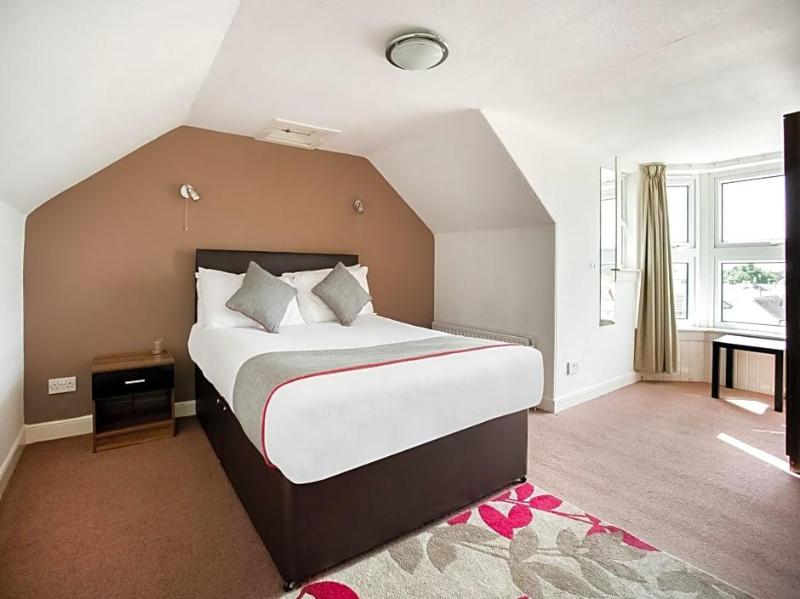 Corner Hotel image