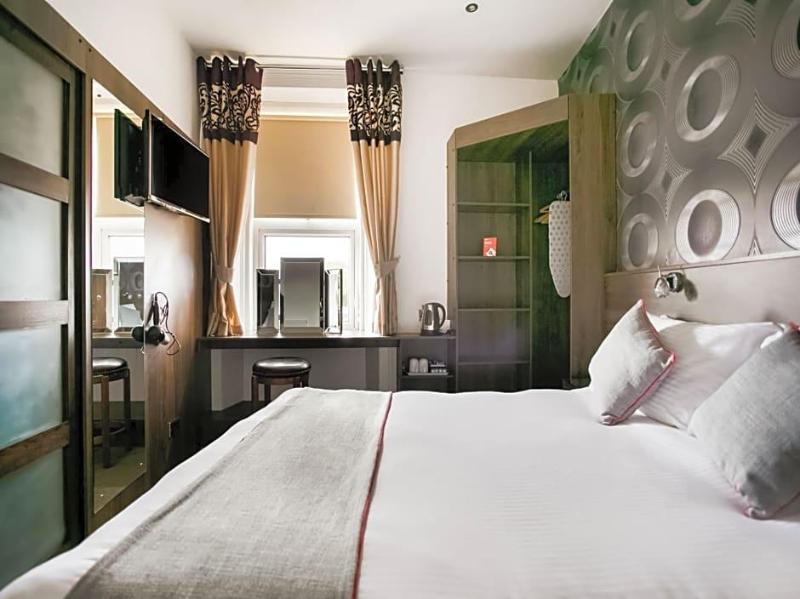 Corner Hotel image