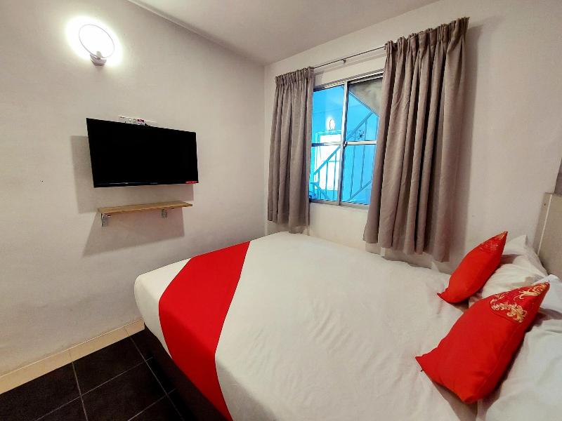 Good 2 Stay Hotel image