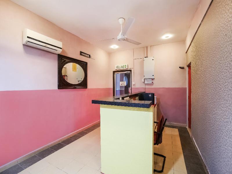Oyo 89585 Hotel Happy Inn