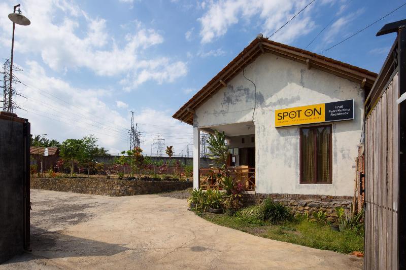 Spot On 1746 Putri Kuning Residence