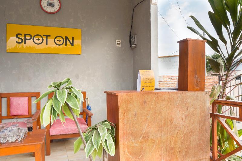 Spot On 1746 Putri Kuning Residence