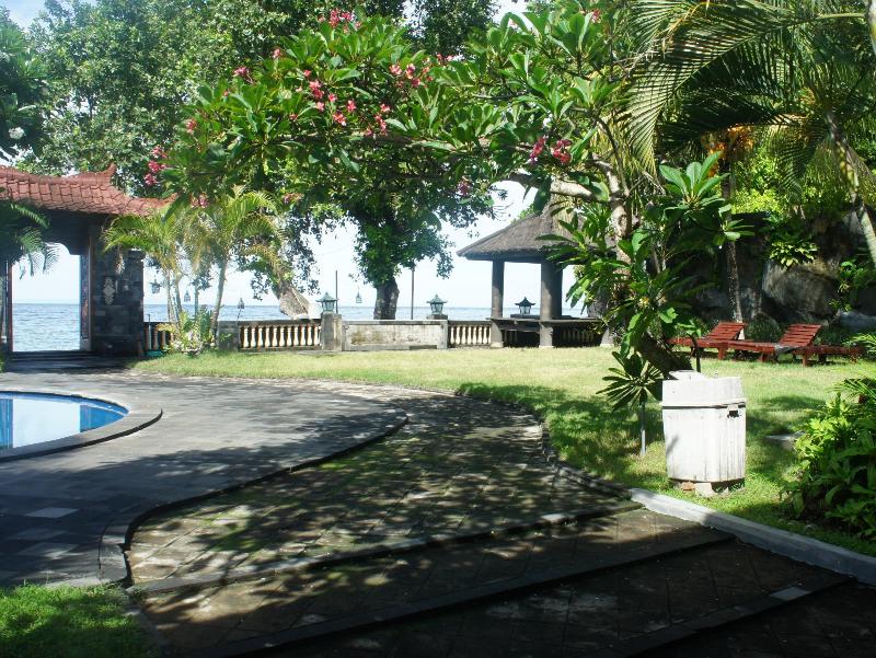 Batu Bolong Cottages