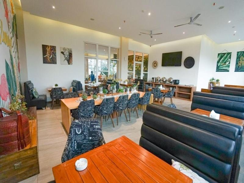 Deli Hotel image