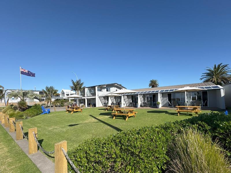 Baileys At The Beach Motel image