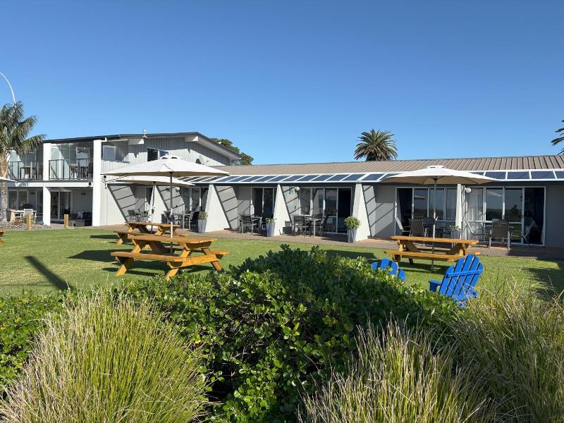 Baileys At The Beach Motel image