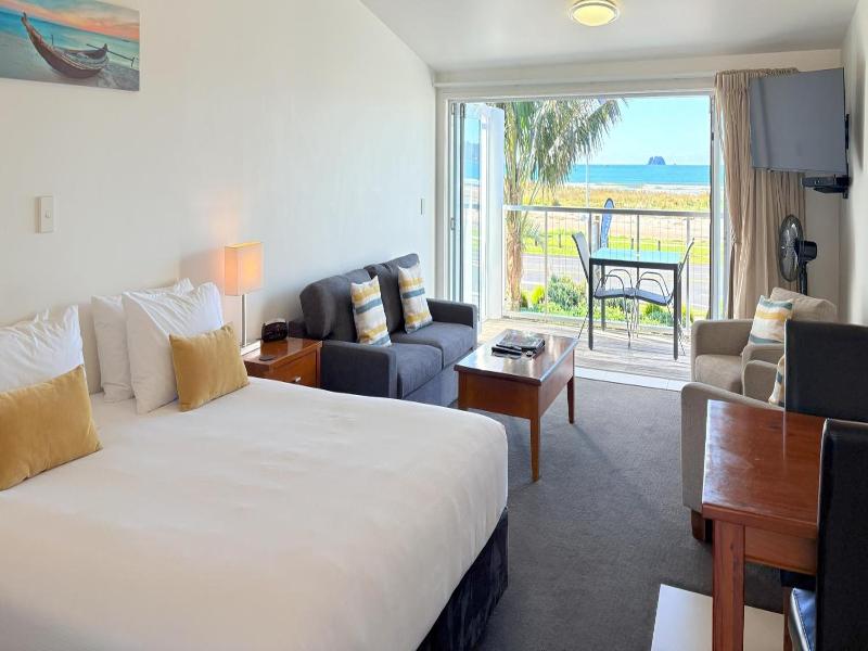 Baileys At The Beach Motel image