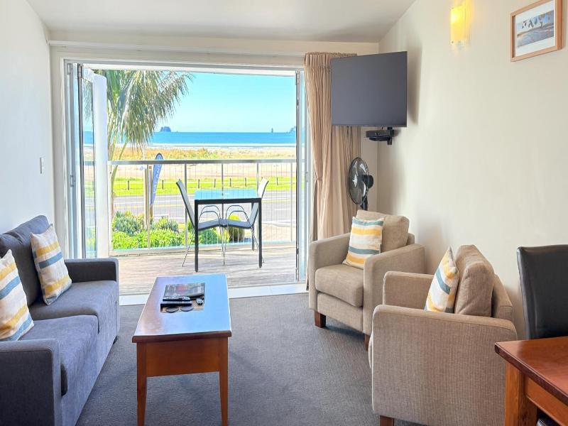 Baileys At The Beach Motel image
