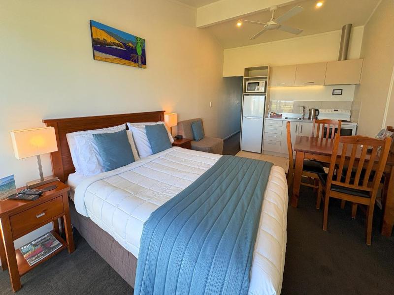 Baileys At The Beach Motel image