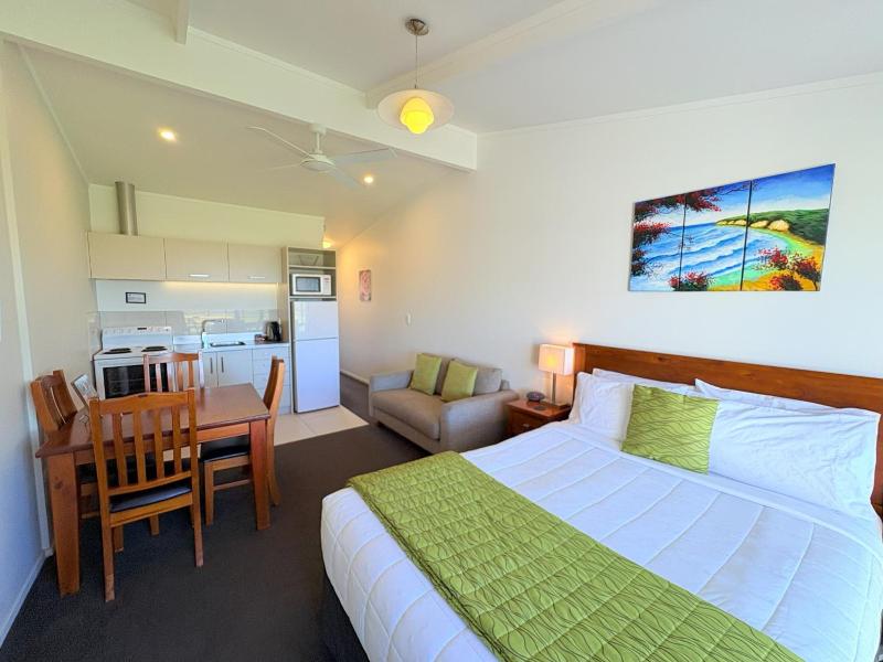Baileys At The Beach Motel image