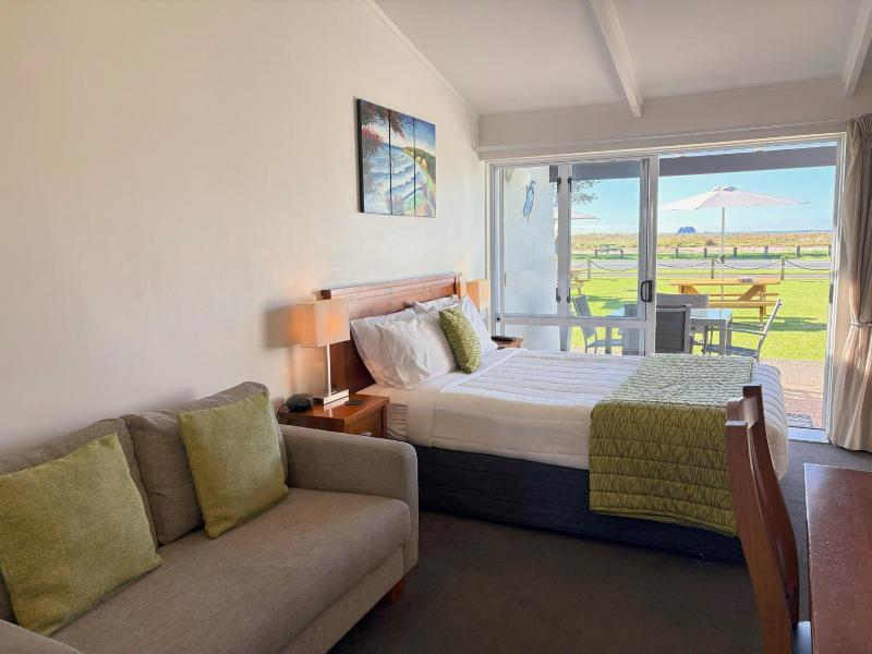 Baileys At The Beach Motel image
