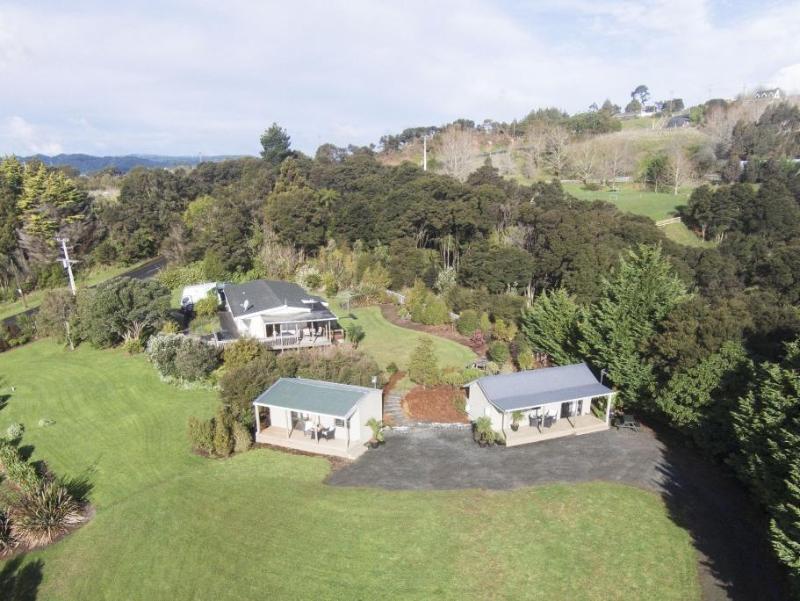 Auckland Country Cottages image