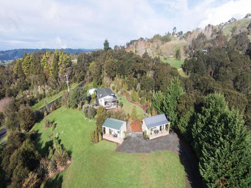 Auckland Country Cottages image