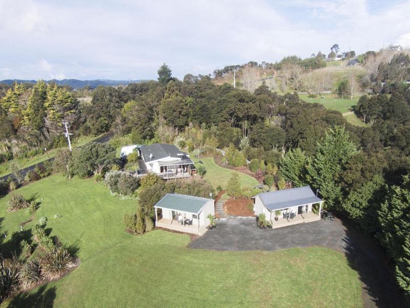 Auckland Country Cottages image