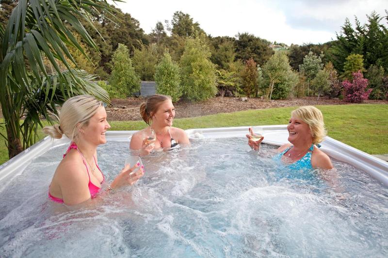 Auckland Country Cottages image