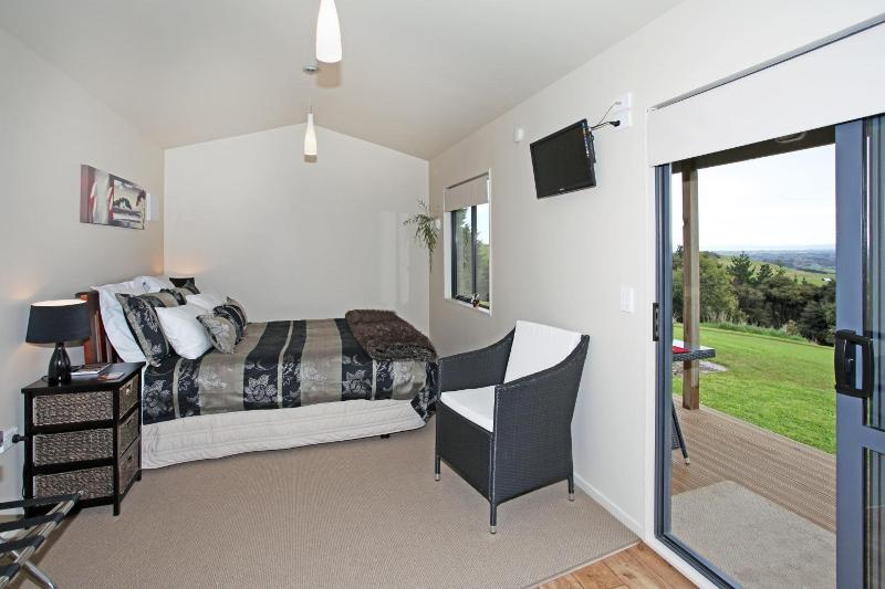 Auckland Country Cottages image